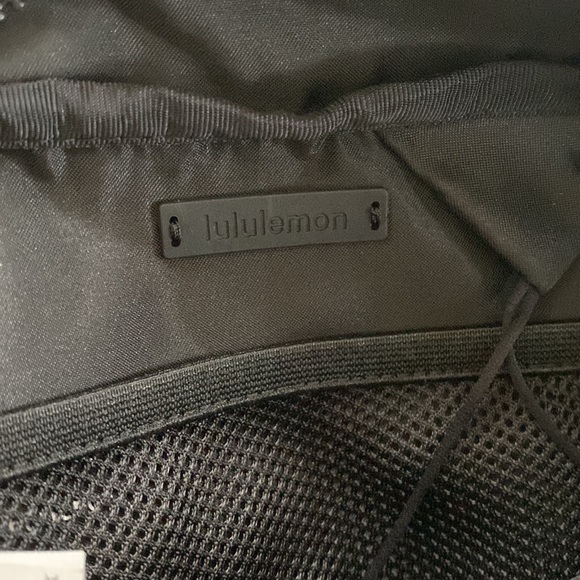 ❤️ Lululemon Clean Lines Belt Bag Lululemon Graphic Black Grey NWOT - Picture 6 of 9